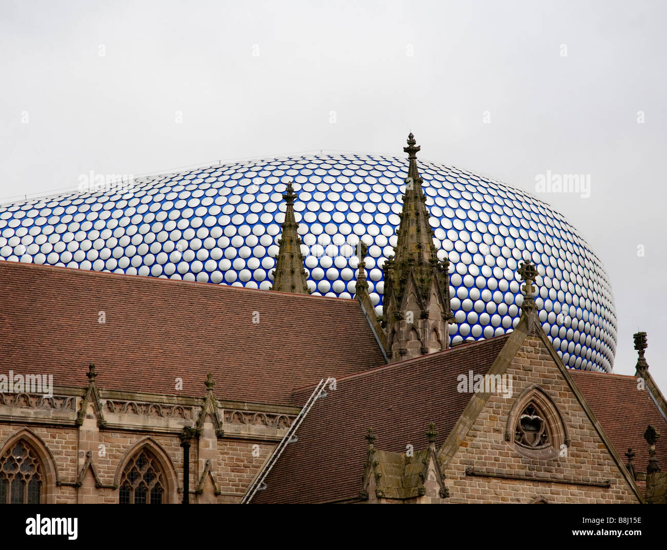 L'architecture de Selfirdges department store contraste avec l'église St Martins Birmingham England Banque D'Images