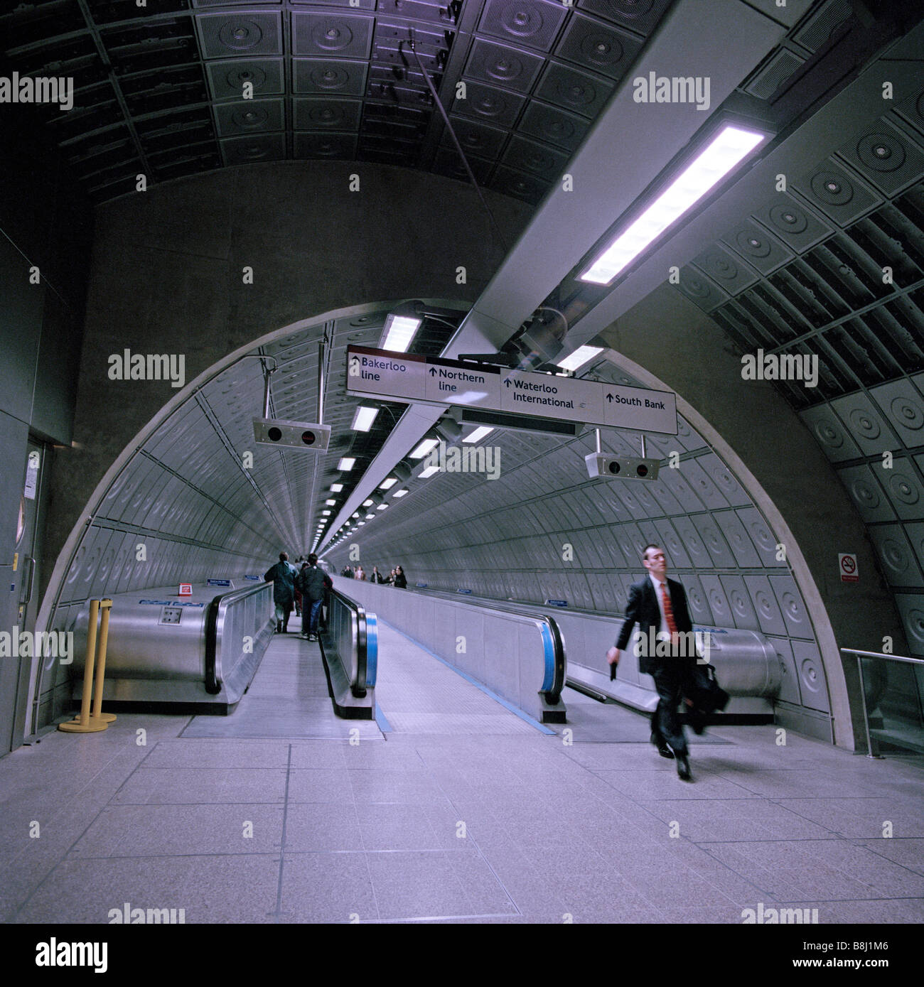 Waterloo Les passagers utilisant des tapis roulant sur la Jubilee Line Extension, la partie la plus récente de London Underground Tube du réseau. Banque D'Images