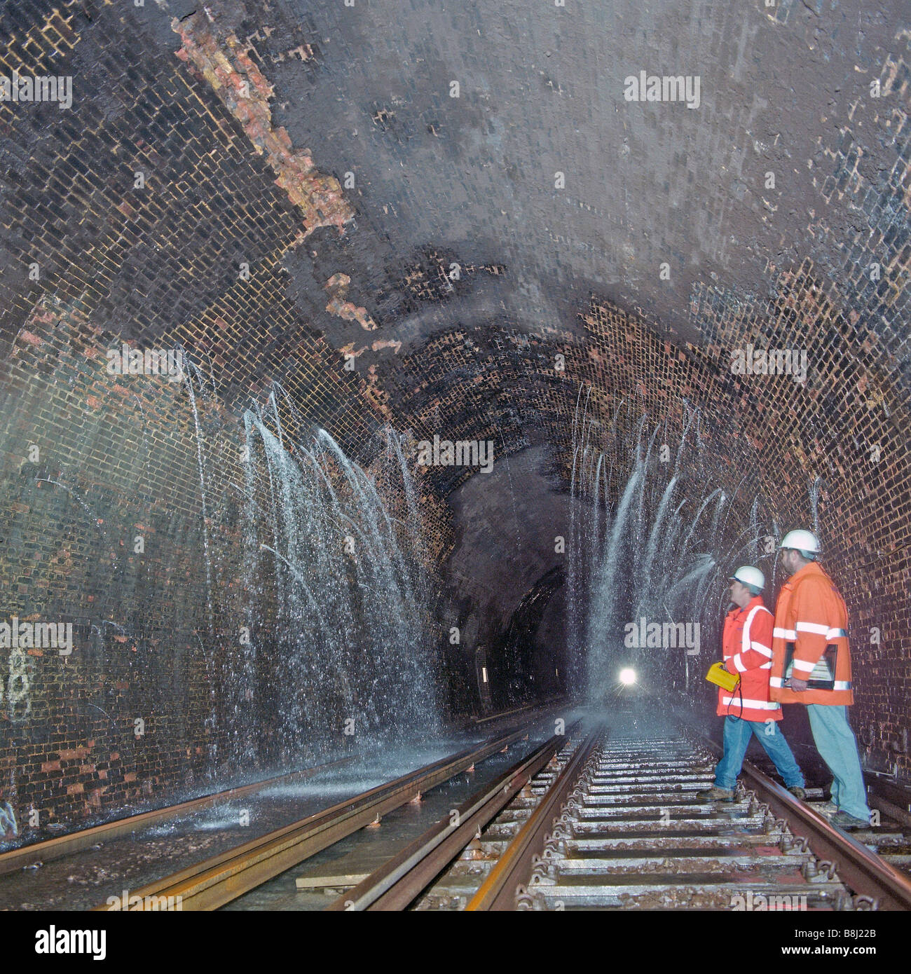 Fuite d'eau dans le tunnel ferroviaire à la suite de fortes pluies. Les drains de l'eau spéciale supprimer ce permet aux trains pour l'exploitation en toute sécurité. Banque D'Images