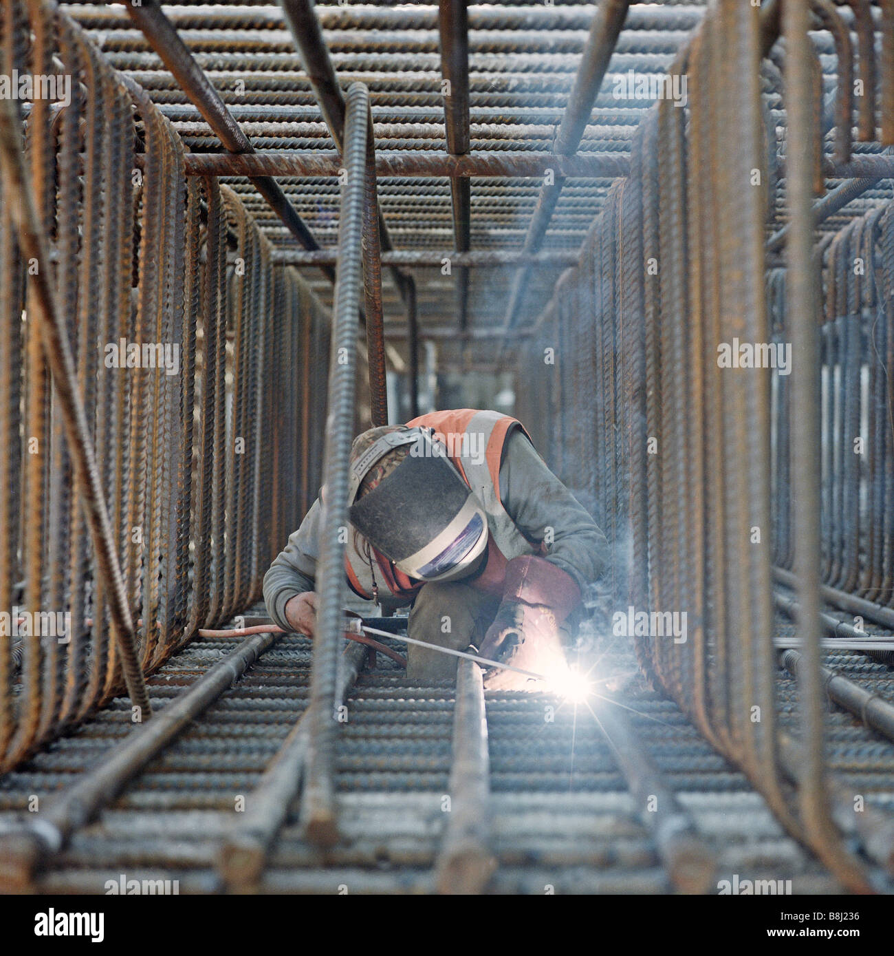 Entrepreneur fabrique une armature en acier énorme cage pour être inséré avant bétonnage dans un mur de soutènement diaphragme souterrain Banque D'Images