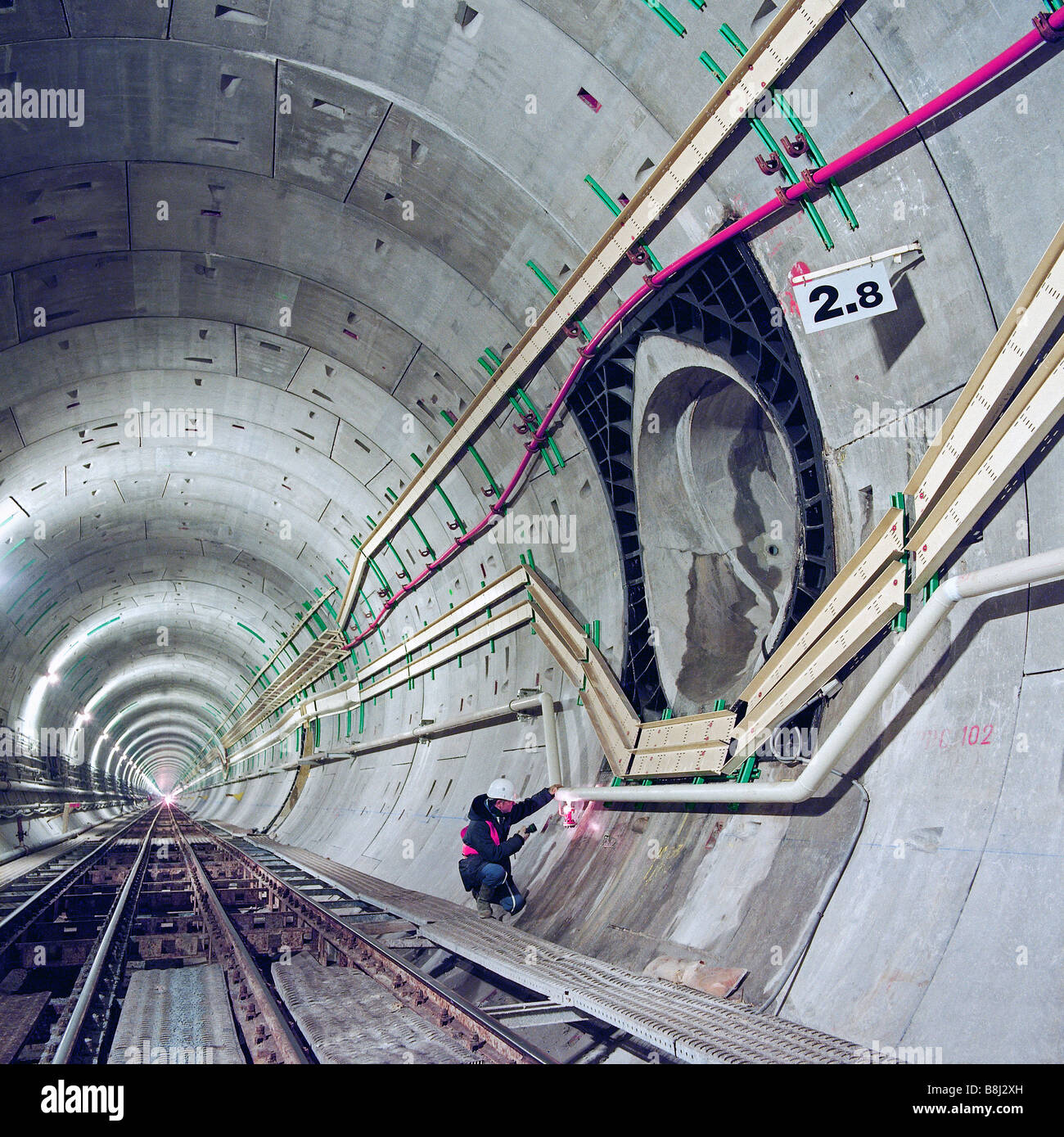 Ingénieur du Tunnel sous la Manche examine un allégement du piston d'air qui est utilisé pour contrôler la pression d'air dans un tunnel ferroviaire française. Banque D'Images