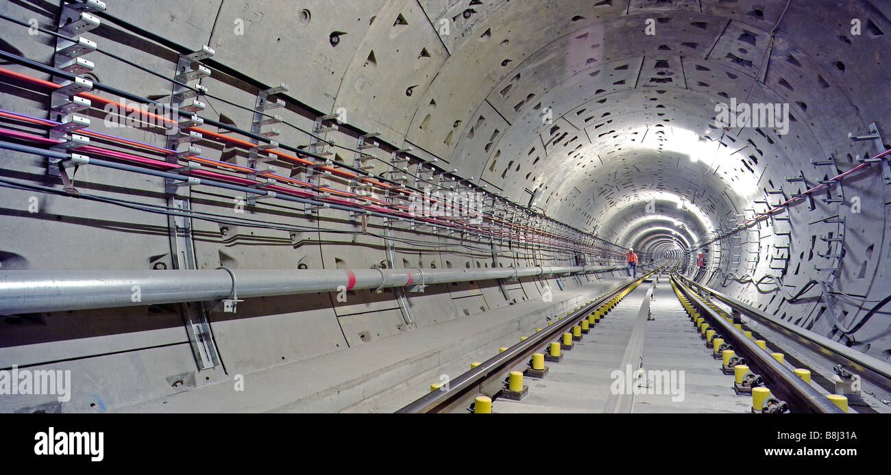 Engineer inspecting trackwork nouvellement posées dans un Jubilee Line Extension tunnel sur le réseau de métro de Londres. Banque D'Images