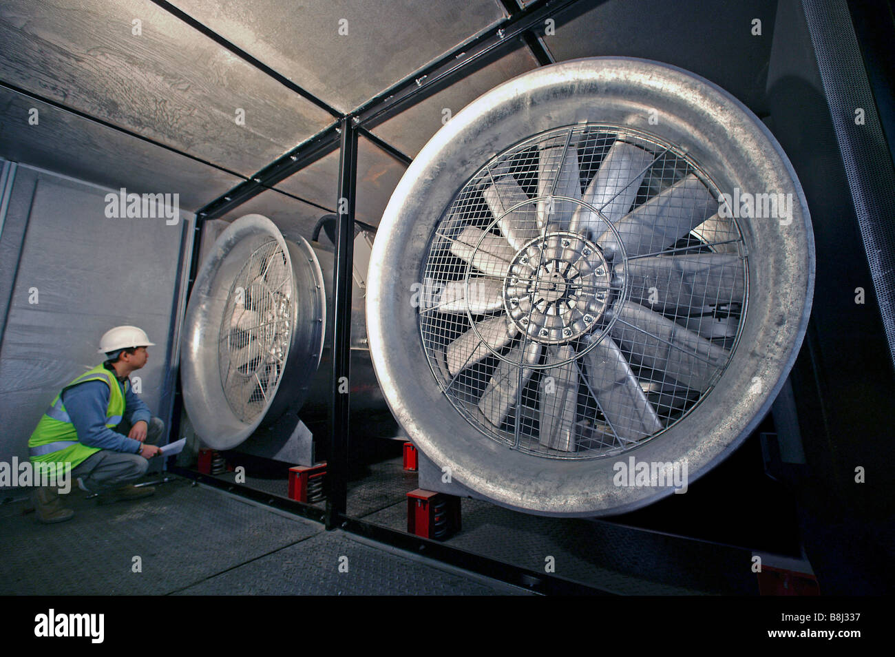 D'immenses ventilateurs dans les postes électriques attirer l'air de refroidissement sur le contrôle des transformateurs pour nuire à des températures élevées. Banque D'Images