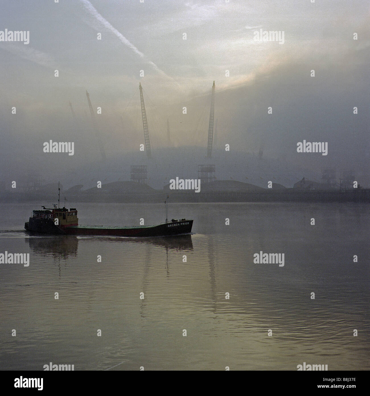 Terminé la structure du dôme du millénaire/O2 Arena de Londres menace indistinctement dans la rivière tôt le matin de brume à Greenwich. Banque D'Images