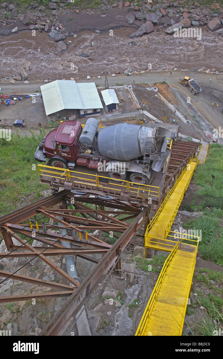 Système de transport le transport des matériaux et des travailleurs entre les majuscules et les sites sur un projet hydroélectrique en Equateur. Banque D'Images