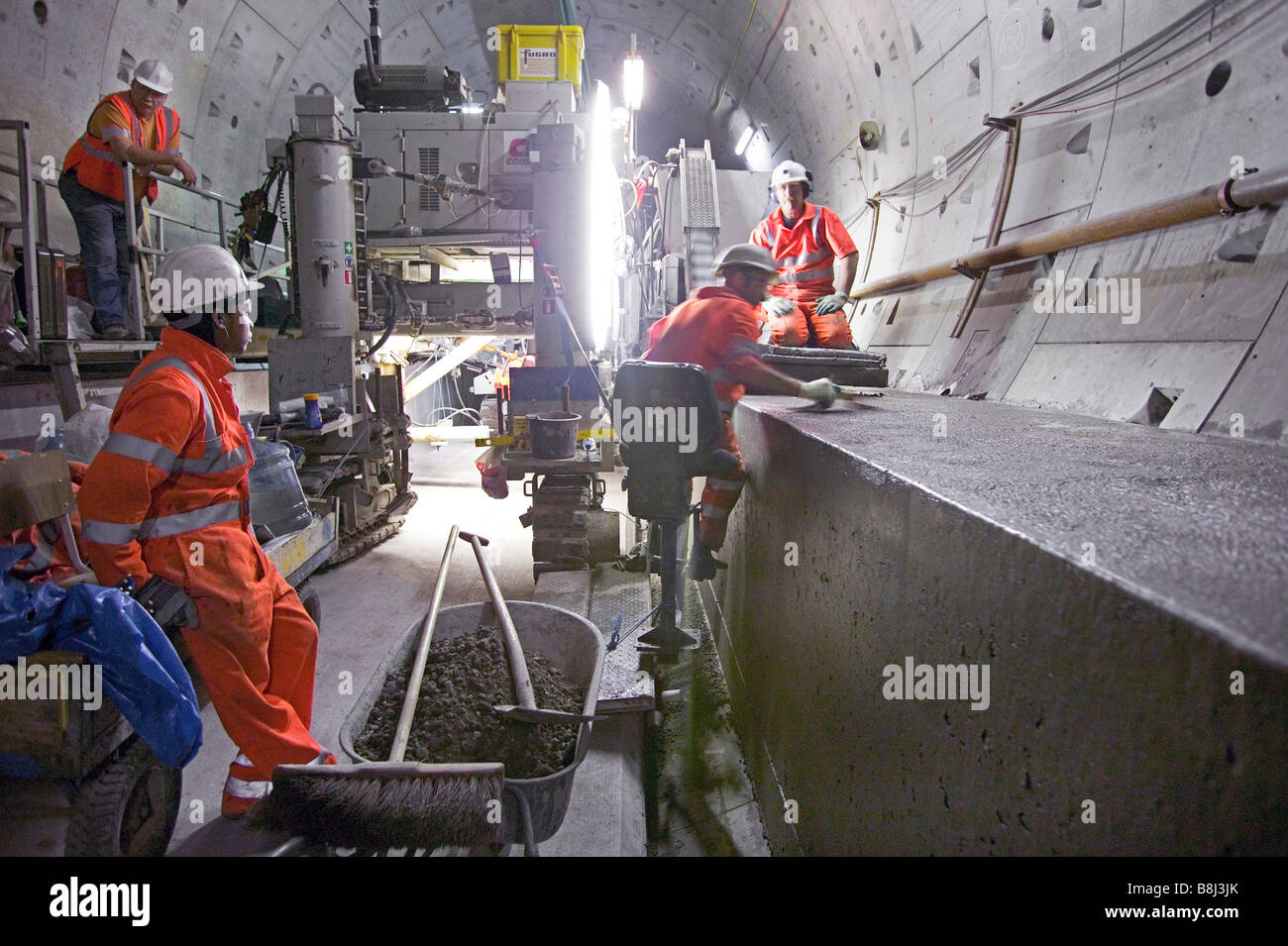 Les entrepreneurs mis la touche finale à une section de slip-formé d'évacuation en béton passerelle sur le Channel Tunnel Rail Link. Banque D'Images