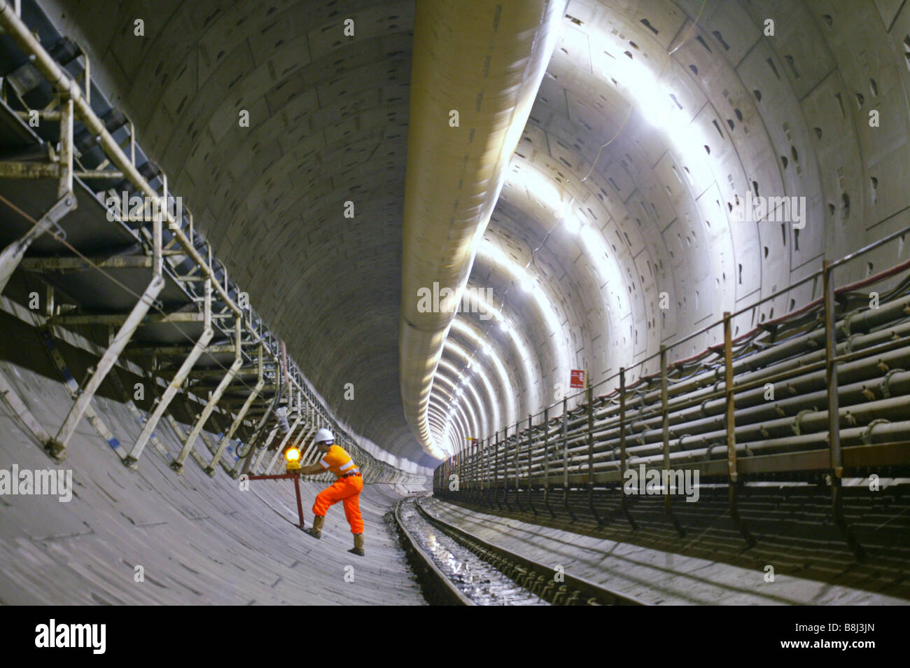 Lieux ingénieur un tunnel de lumière d'avertissement attention Travaux publics conducteur de train sur un danger caché à venir sur Channel Tunnel Rail Link. Banque D'Images