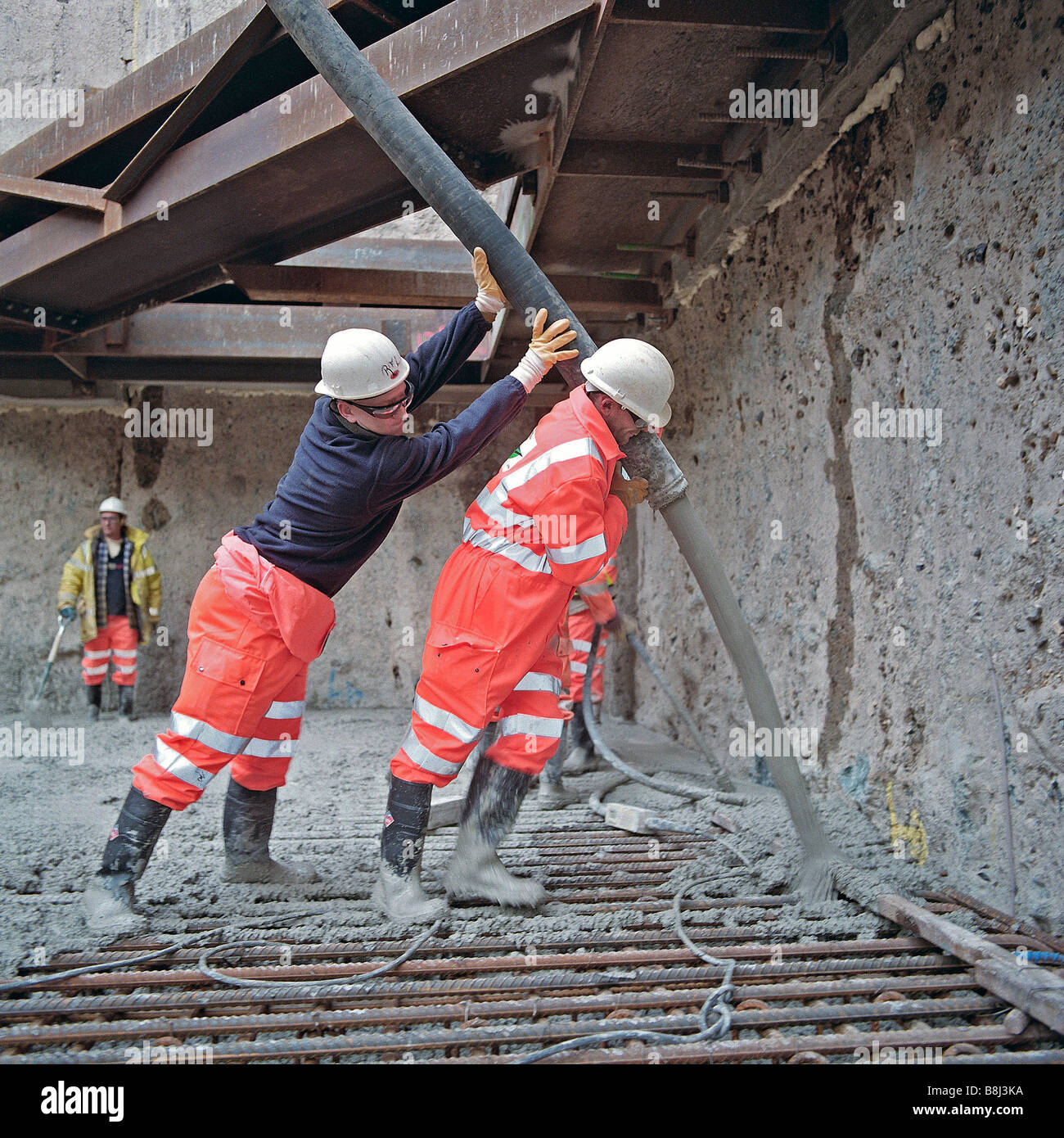 Coopératives le coulage de béton sur l'armature en acier pour créer boring machine lancement de détente sur le Channel Tunnel Rail Link Banque D'Images