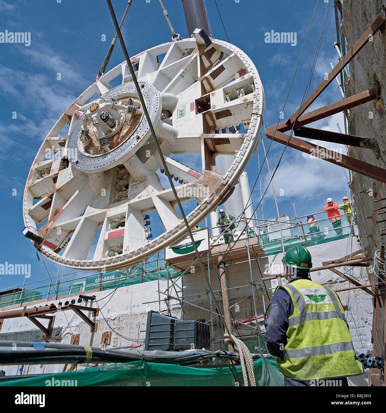 Le rotor pour Thames tunnel boring machine 'Milly' est abaissé en lancement souterrain de détente sur le Channel Tunnel Rail Link Banque D'Images