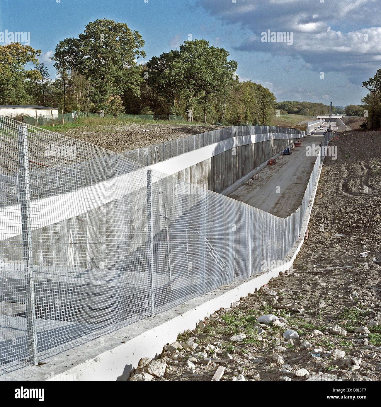 L'installation de clôtures de sécurité conçus pour décourager les intrus et les vandales le long de la route de la liaison ferroviaire du tunnel sous la Manche . Banque D'Images