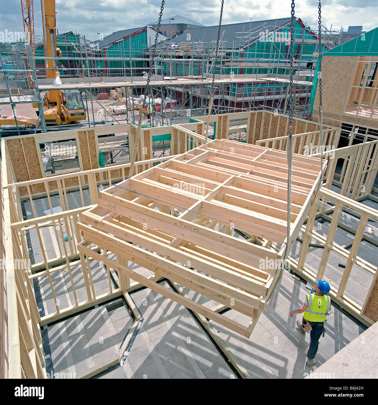 Les entrepreneurs de l'assemblage d'une structure à pans de bois - un moyen rapide, économique et respectueux de l'environnement méthode de construction. Banque D'Images