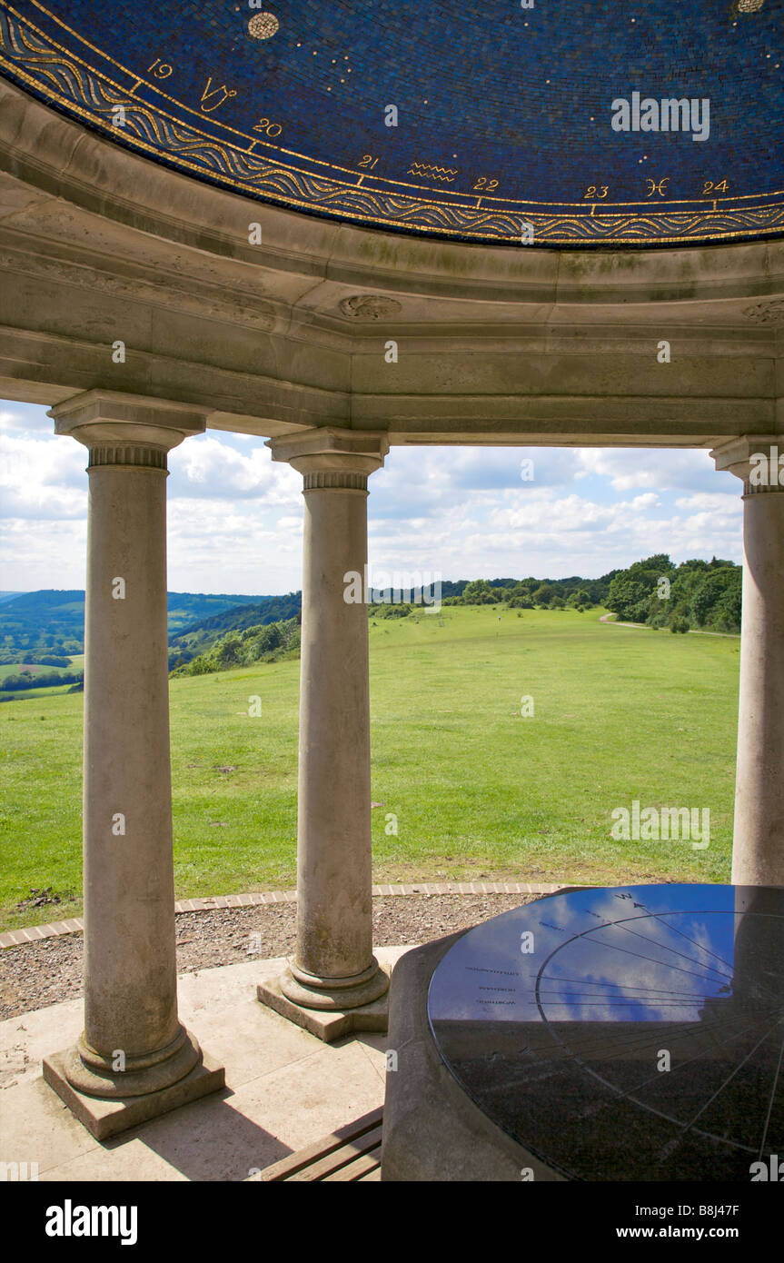 Structure en pierre et les colonnes de la Folie Memorial Inglis, Northdowns Way à Reigate Hill à West Banque D'Images