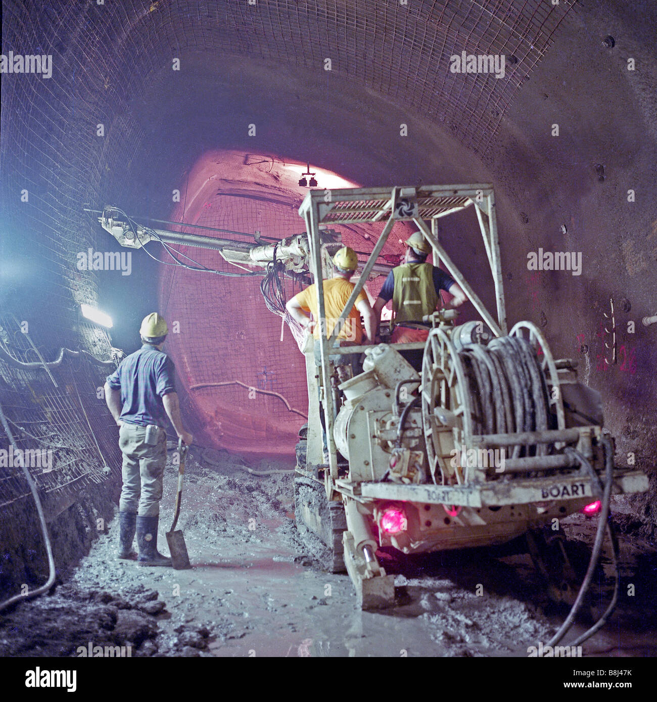 Bien renforcés d'un treillis d'acier et de boulons avant de recevoir de revêtement de béton pulvérisé dans le UK Channel Tunnel Crossover Banque D'Images