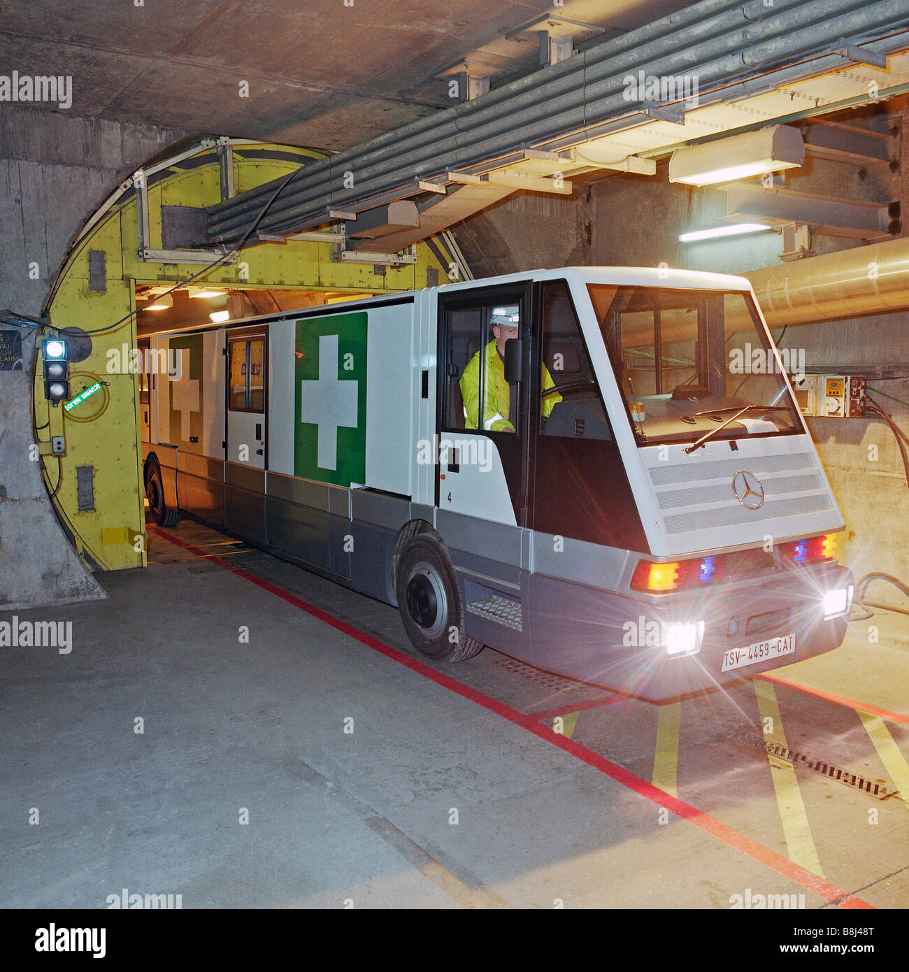 Un véhicule ambulance STTS, spécialement conçus pour le Tunnel sous la Manche, quitte le tunnel de service par le biais d'un blocage de l'air sous pression. Banque D'Images