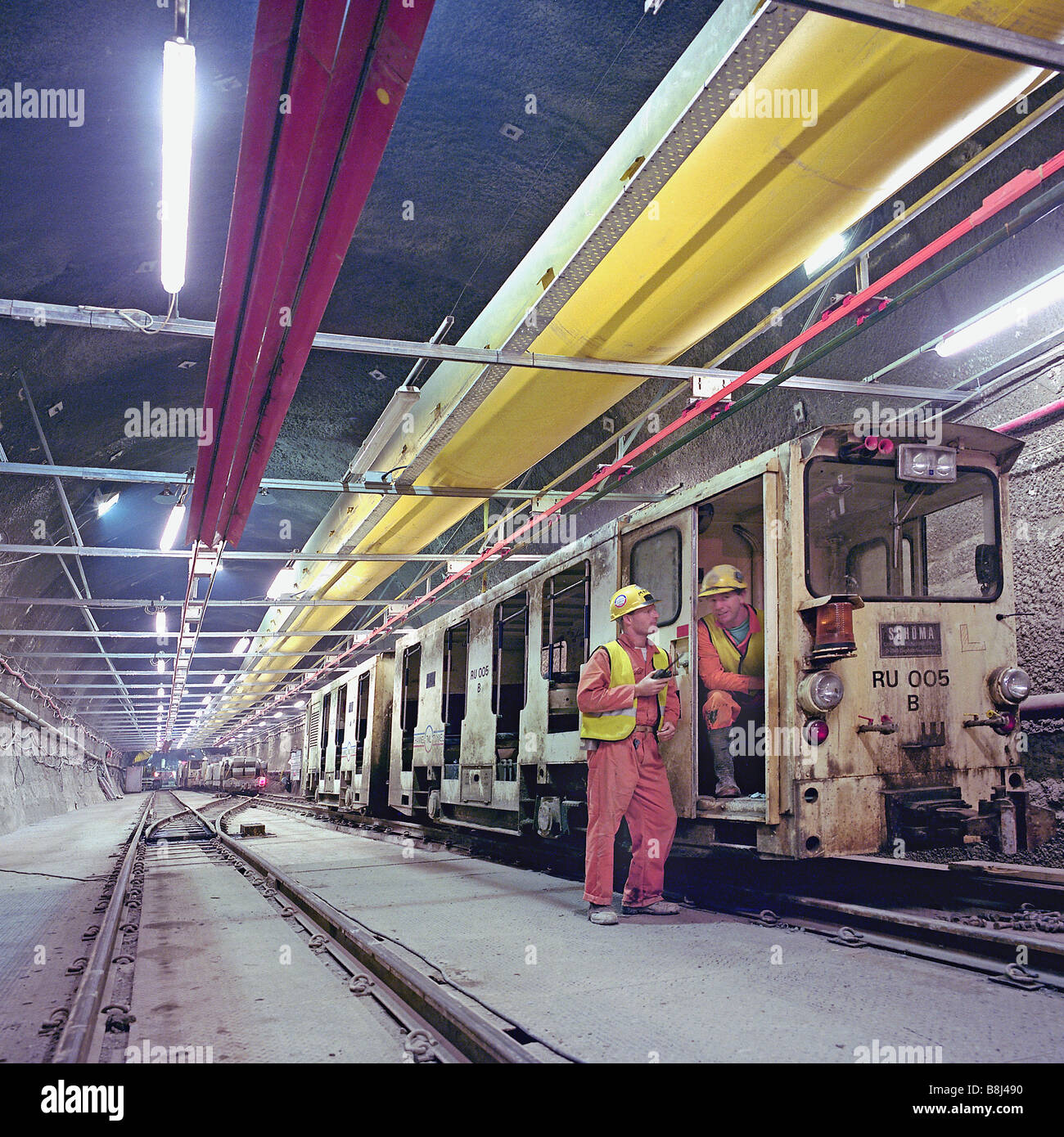 Schoma avec trains travaux entraîneurs manrider attend pour transporter des tunneliers à leurs milieux de travail sur le projet du Tunnel sous la Manche. Banque D'Images