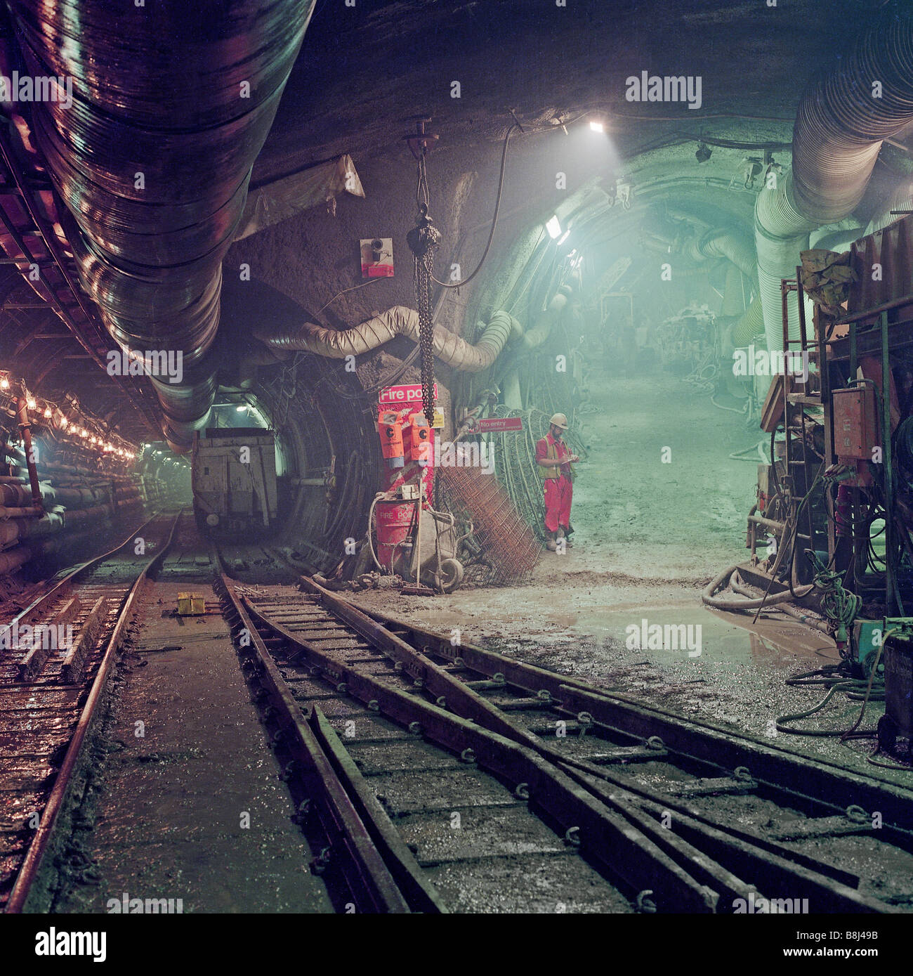 Ingénieur dans la galerie d'accès du tunnel de service au début de la construction du Tunnel sous la Manche UK Crossover caverne. Banque D'Images