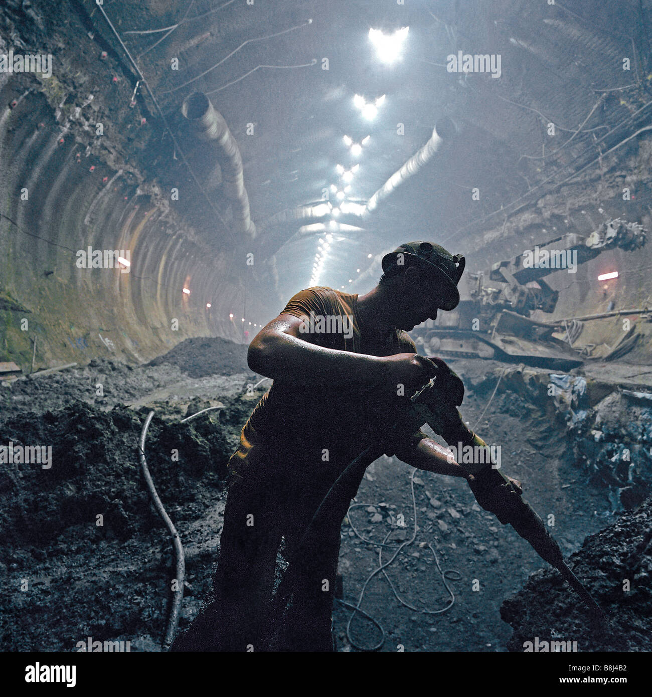 Tunnel sous la coupe de l'entrepreneur excavation avec de l'air hydraulique spade dans l'immense caverne Crossover britannique Banque D'Images