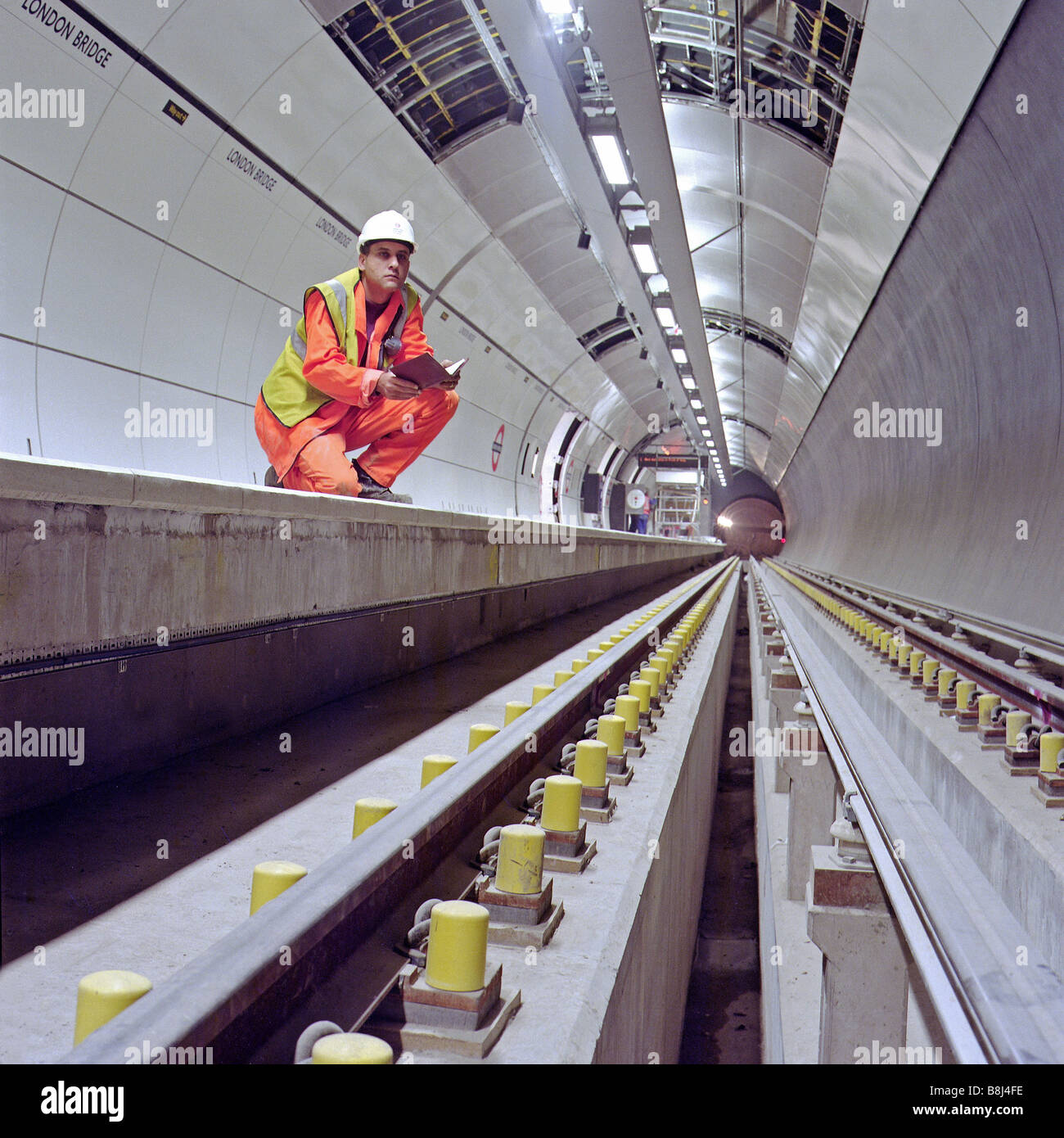 Inspecte ingénieur installé récemment trackwork à London Bridge station sur la ligne Jubilee sur l'extension du réseau de métro de Londres. Banque D'Images