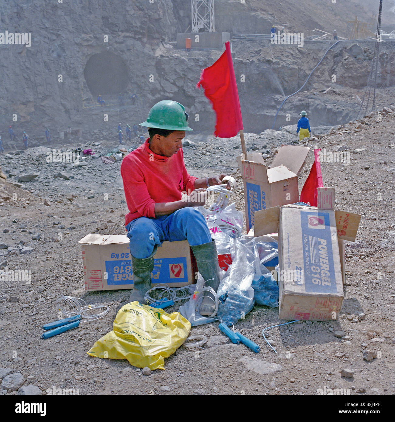 La préparation d'explosifs à l'ingénieur à l'explosif du tunnel d'admission sur le site Katse 30 ans historique Lesotho Highland Water Project. Banque D'Images