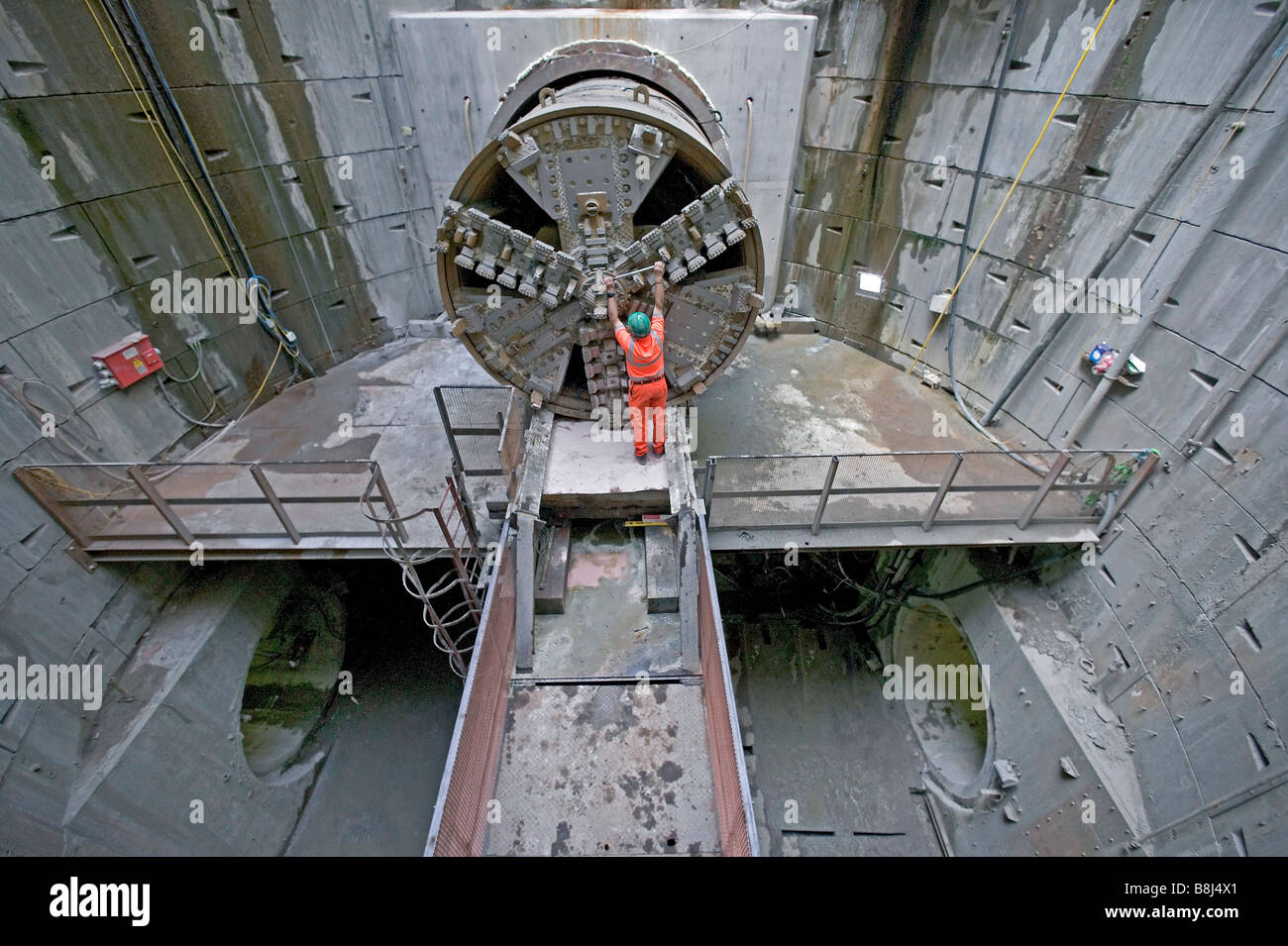 Engineer inspecting tunnelier qui a terminé d'excavation du tunnel du câble d'alimentation, d'arriver à des puits d'accès. Banque D'Images