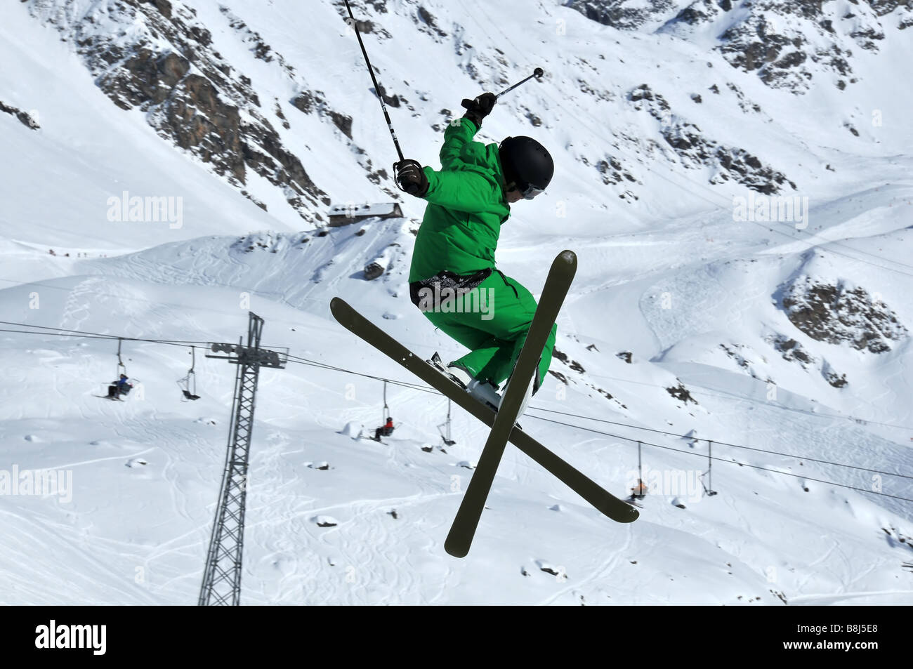 Avec juping skieur skis croisés Banque D'Images