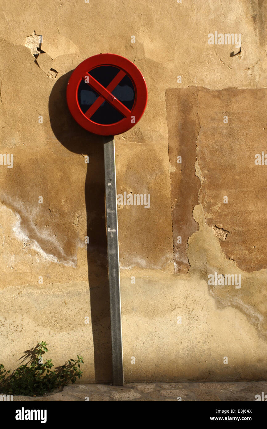 Un parking est mis en évidence aucun signe contre un mur à Majorque (Mallorca), Espagne. Banque D'Images