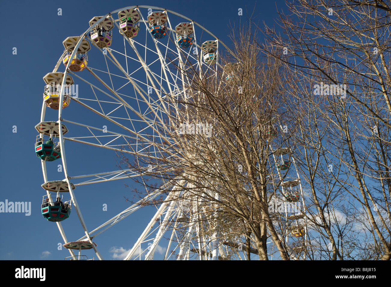 St Patricks Day foules appréciant la grande roue manèges dans Merrion Square dans le cadre de la St Patricks Day célébrations dans la Banque D'Images