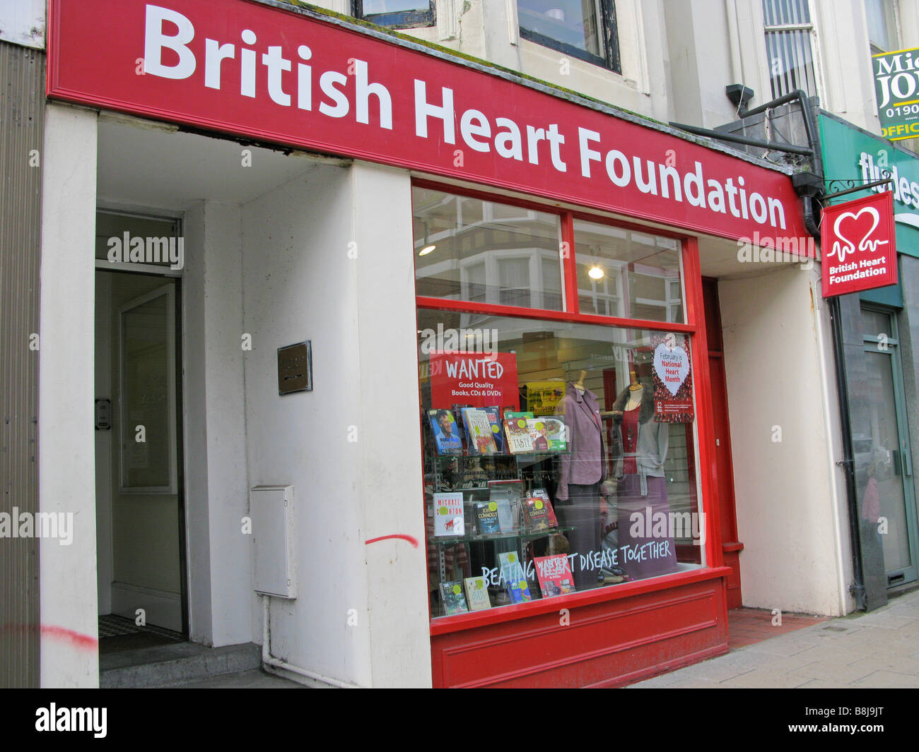 British Heart Foundation charity shop Worthing West Sussex vendre vêtements  indésirables à des prix raisonnables Photo Stock - Alamy