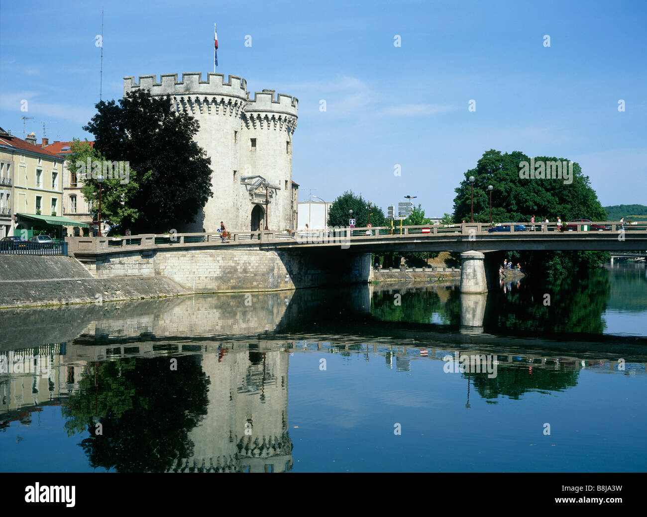 Stone Gate à ville appelée La Porte Chausse Meuse VERDUN Bâtiments Arbres Personnes Pont CHAMPAGNE FRANCE Banque D'Images