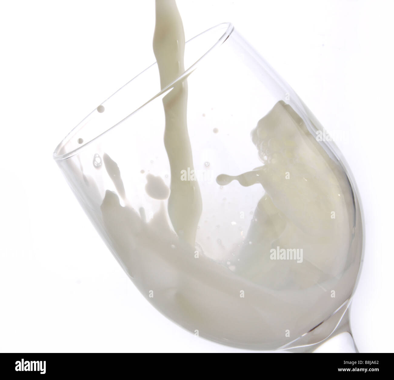 Le verre cristal avec splash de lait versé Banque D'Images