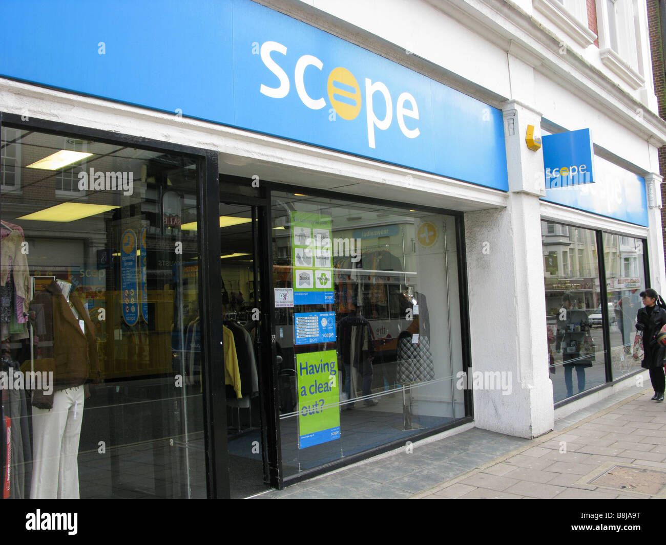 Portée magasin de charité Worthing West Sussex vendre vêtements indésirables à des prix raisonnables, idéal en ces temps troublés Banque D'Images