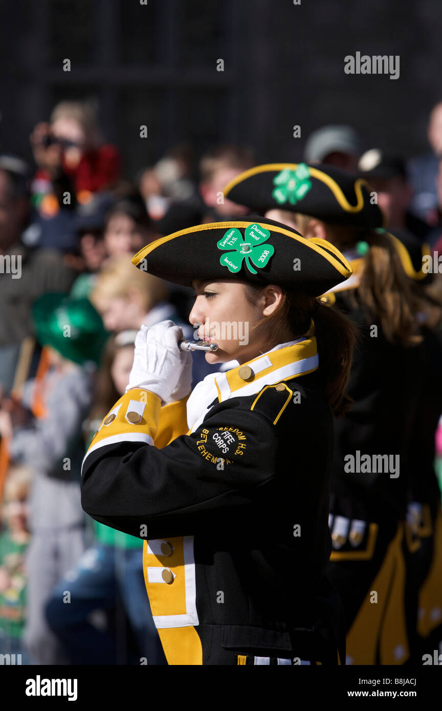 Les participants, les spectateurs et les personnages et les spectateurs du défilé de la St Patricks Day Parade, Dublin, Irlande Banque D'Images