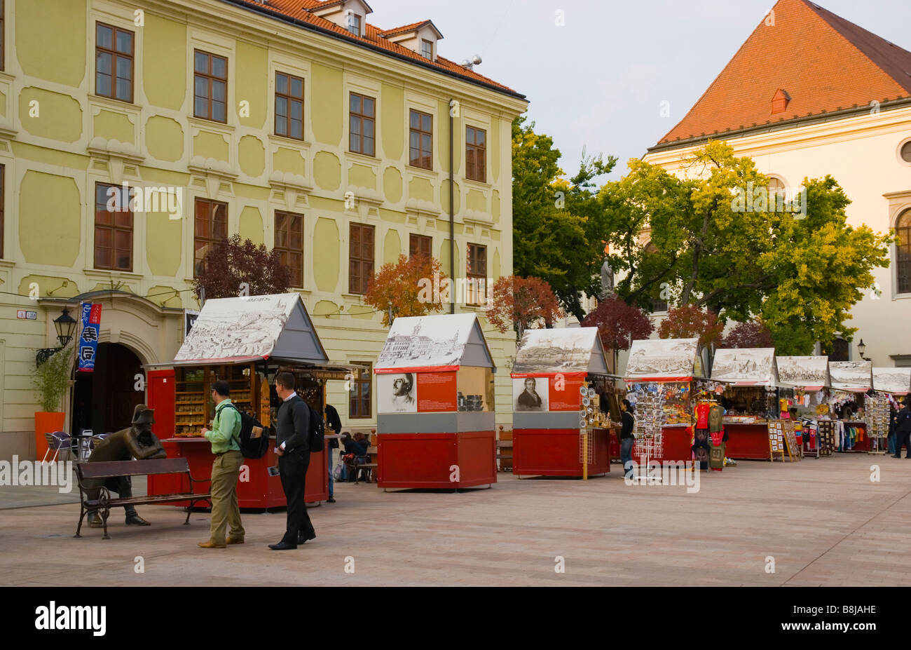 Des marchands de souvenirs et cadeaux à Hlavne namestie la place principale dans la vieille ville Bratislava Slovaquie Europe Banque D'Images