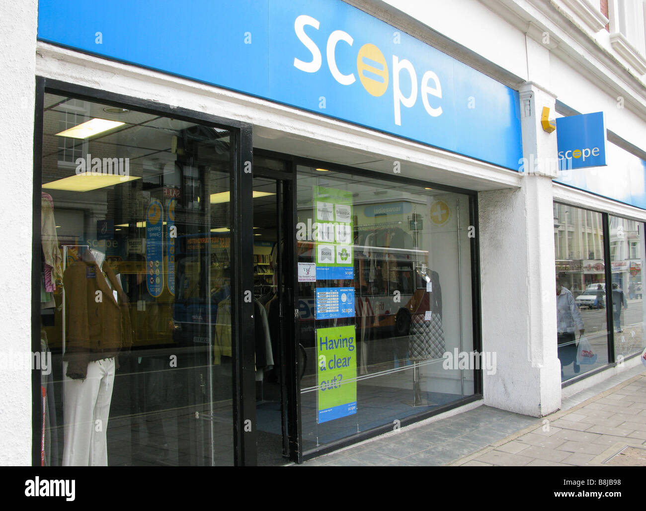 Portée magasin de charité Worthing West Sussex vendre vêtements indésirables à des prix raisonnables, idéal en ces temps troublés Banque D'Images