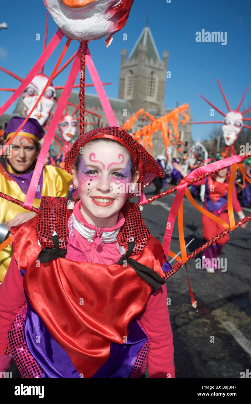 Un participant des sourires à la foule dans le St Patricks Day Parade à Dublin en Irlande Banque D'Images