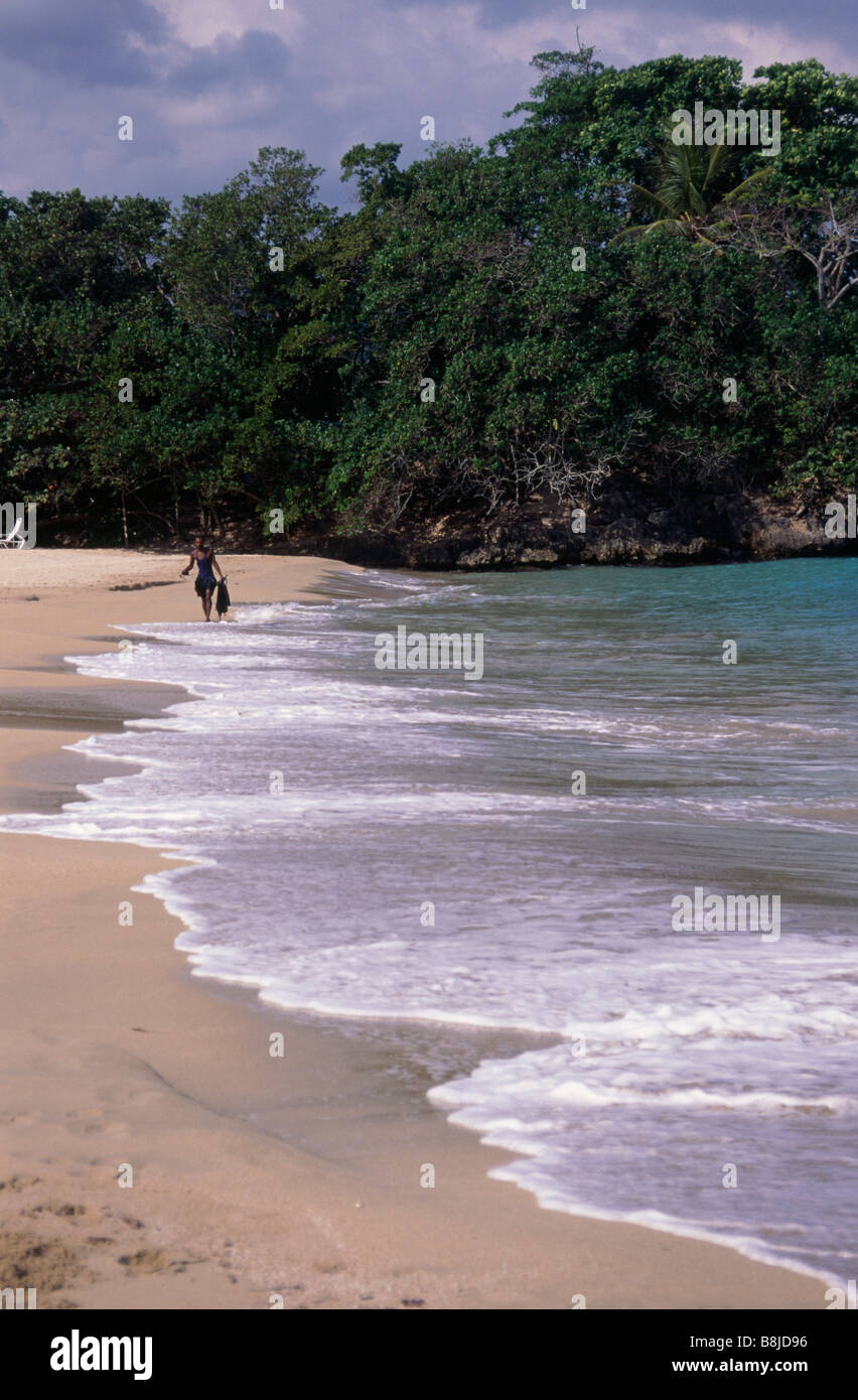 Jamaica Inn Bay Bay vagues sur le sable personne marchant sur les arbres pointe PORT ANTONIO JAMAÏQUE Banque D'Images