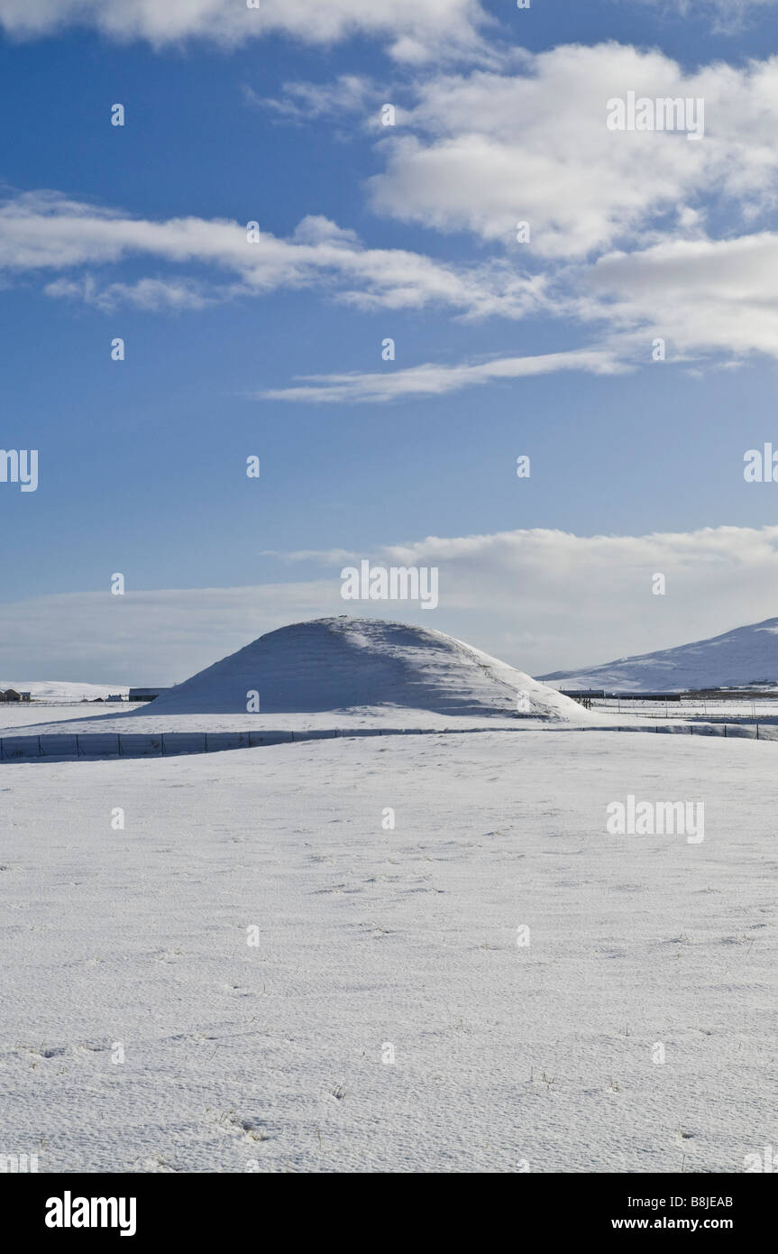 dh Chambre néolithique montable MAESHOWE ORCADES SCOTLAND neige hiver bronze âge unesco site du patrimoine mondial tombe Banque D'Images