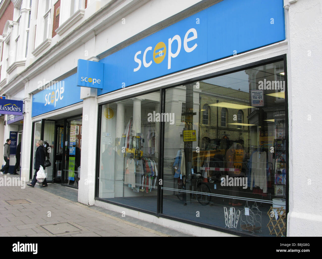 Portée magasin de charité Worthing West Sussex vendre vêtements indésirables à des prix raisonnables, idéal en ces temps troublés Banque D'Images