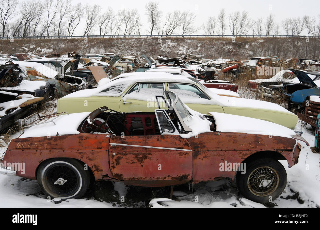 Un vieux sportscar dans une casse auto Banque D'Images Un vieux sportscar dans une casse auto Banque D'Images