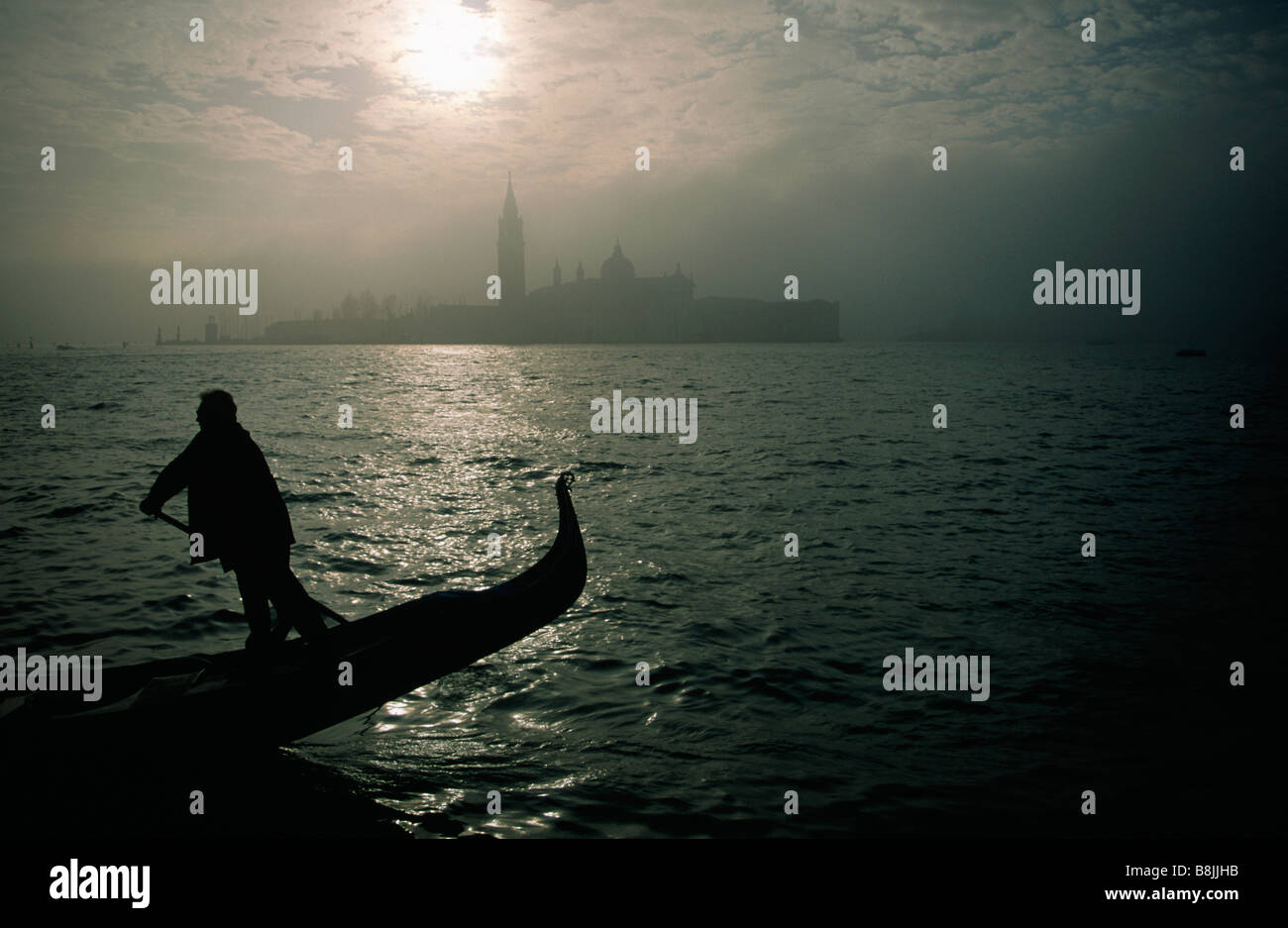 Vue sur la lagune de l'île de San Giorgio Maggiore church silhouette de gondole et gondolier à Venise Italie avant le coucher du soleil Banque D'Images