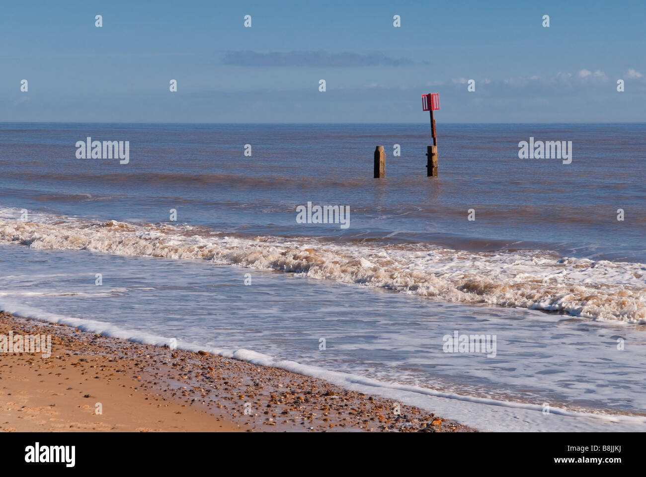 Épis avec le marqueur dans la mer à Southwold, Suffolk, UK Banque D'Images