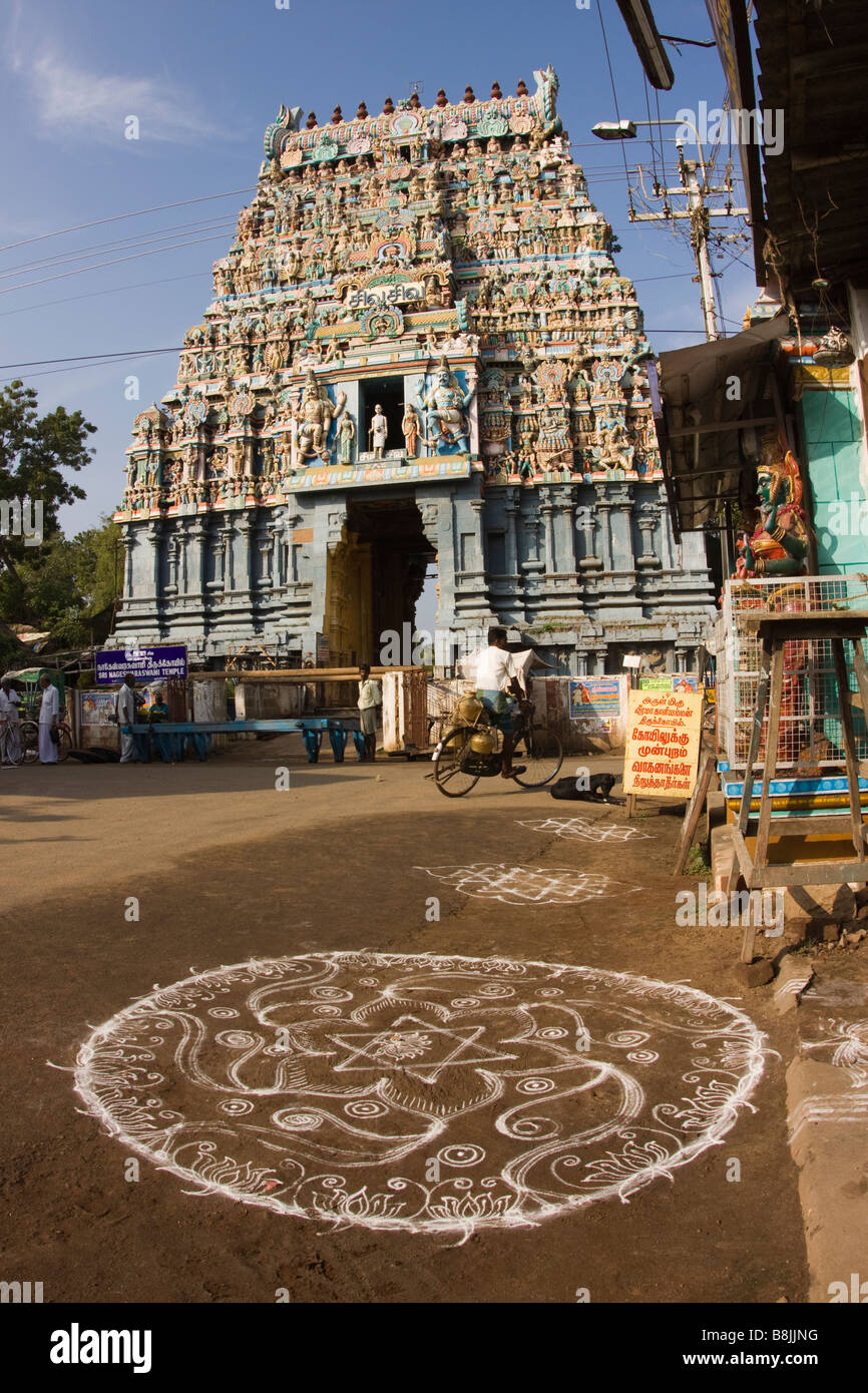 L'Inde Tamil Nadu Kumbakonam rangoli décor en route en face Nageshwara Temple Banque D'Images