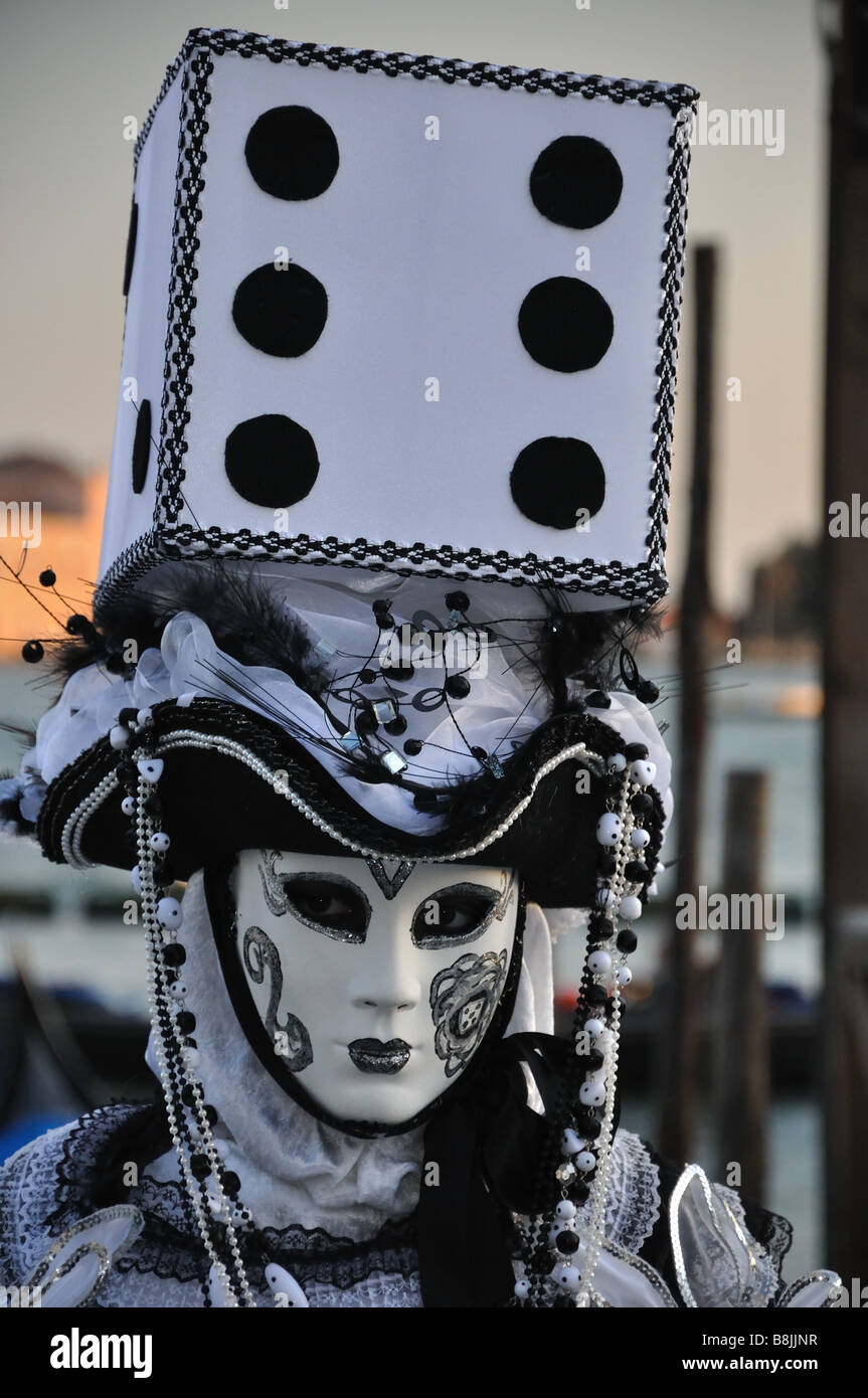 Carnaval Venise costume noir et blanc avec un chapeau dés Photo Stock -  Alamy