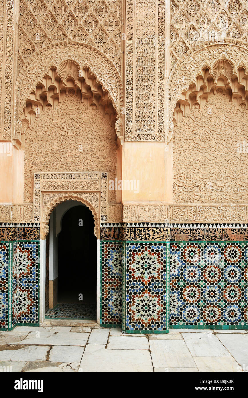 Détail architectural à la Medersa Ben Youssef, l'école islamique attaché à la mosquée Ben Youssef, Marrakech, Maroc Banque D'Images Détail architectural à la Medersa Ben Youssef, l'école islamique attaché à la mosquée Ben Youssef, Marrakech, Maroc Banque D'Images
