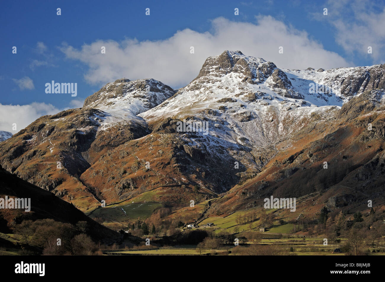 Le Langdale Pikes en hiver. Elterwater. Parc National de Lake District, Cumbria, Angleterre, Royaume-Uni, Europe. Banque D'Images