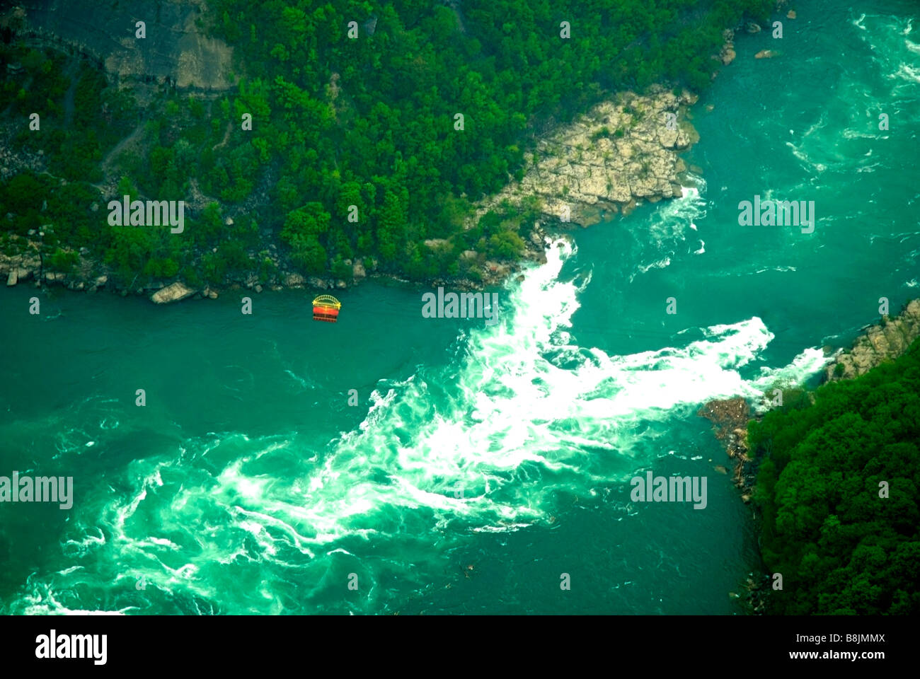 Les Rapides au-dessus des Chutes du Niagara au Canada avec le berceau qui transporte des passagers à travers l'écart vu de l'hélicoptère. Banque D'Images