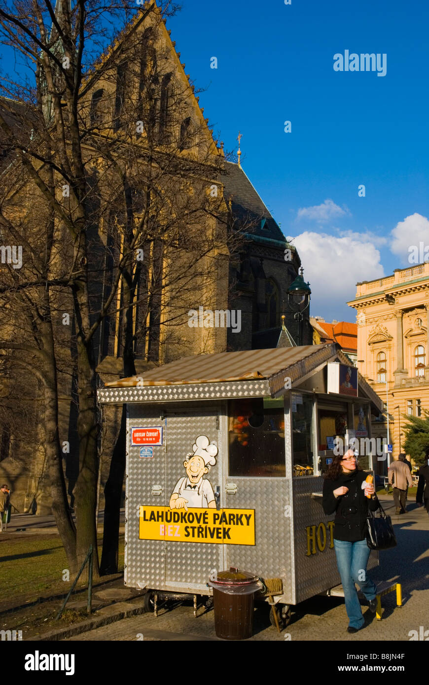 Kiosk de collations à la station Namesti Miru Square dans le quartier de Vinohrady de Prague République Tchèque Europe Banque D'Images