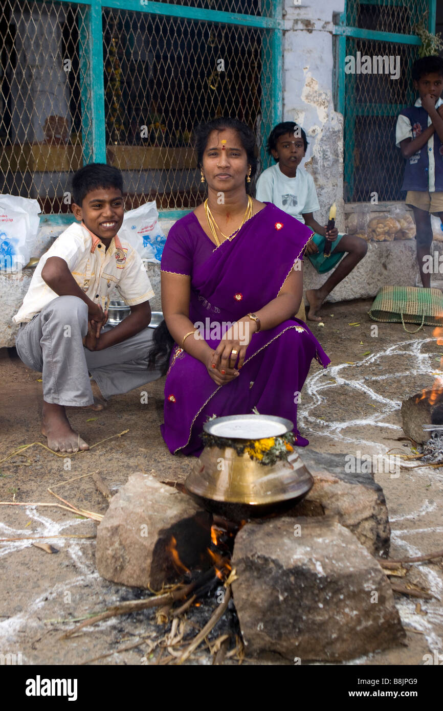 Madurai Tamil Nadu Inde Thiruchuli cookign femme Village harvest festival Pongal à feu ouvert Banque D'Images