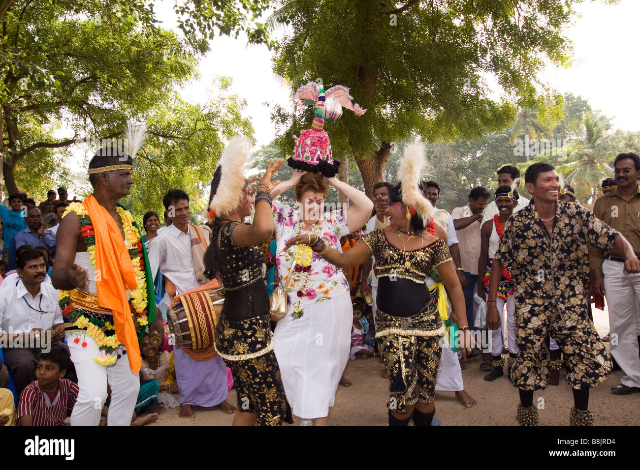 Madurai Tamil Nadu Inde Thiruchuli Pongal Village harvest festival western woman dancing Banque D'Images
