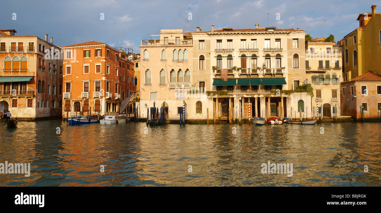 Grand Canal Venise au-dessus ( au-delà de Rialto) Banque D'Images